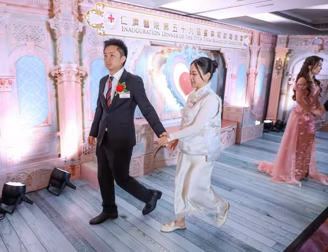 香港富三代與新婚太太牽手現身！孕味濃肚子凸起！直言想生5個兒子！