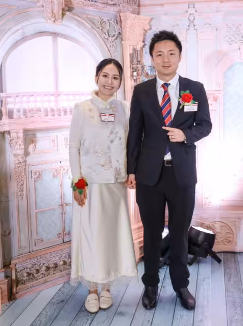 香港富三代與新婚太太牽手現身！孕味濃肚子凸起！直言想生5個兒子！