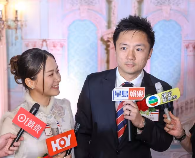 香港富三代與新婚太太牽手現身！孕味濃肚子凸起！直言想生5個兒子！