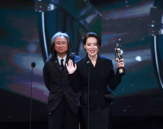 恭喜！36歲女星擊敗章子怡陳法拉馬麗獲金像獎影后！梁家輝第五次奪影帝！