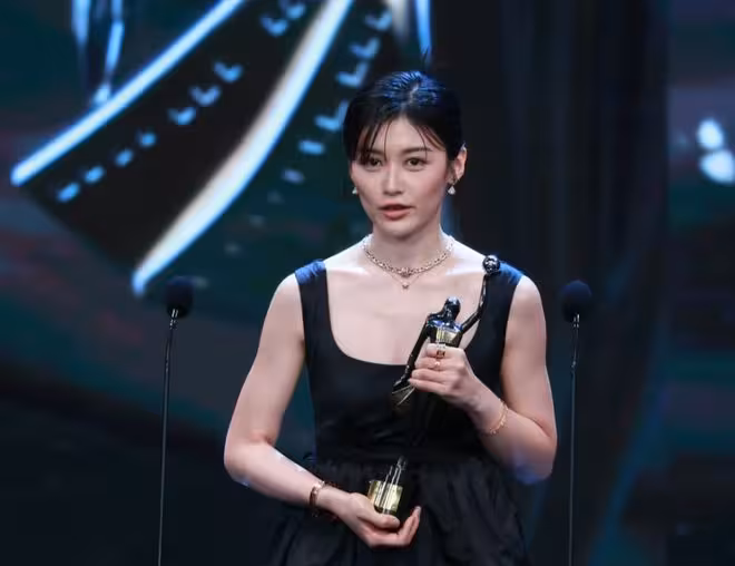恭喜！36歲女星擊敗章子怡陳法拉馬麗獲金像獎影后！梁家輝第五次奪影帝！