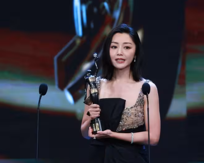 恭喜！36歲女星擊敗章子怡陳法拉馬麗獲金像獎影后！梁家輝第五次奪影帝！