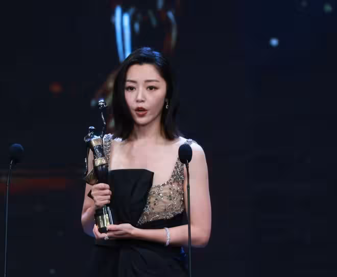 恭喜！36歲女星擊敗章子怡陳法拉馬麗獲金像獎影后！梁家輝第五次奪影帝！