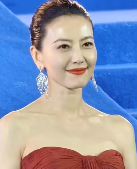 勇氣可嘉！47歲高圓圓無懼老態梳大背頭依然光彩照人上熱搜