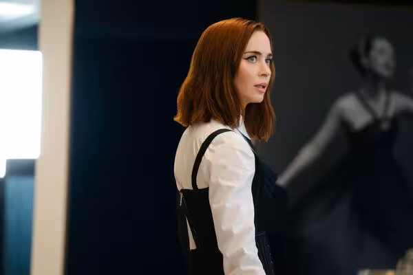 戲裡密友戲外是姐夫!《Prada惡魔2》艾蜜莉布朗爆他「片場狂誘惑」