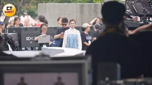 朱海君躲媒體「牽手護花使者」　現身電影院…見鏡頭秒垮臉拒拍