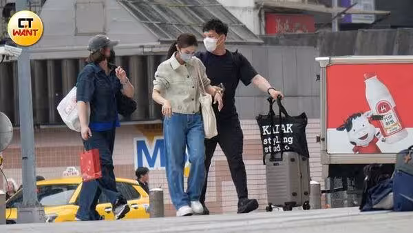 朱海君躲媒體「牽手護花使者」　現身電影院…見鏡頭秒垮臉拒拍