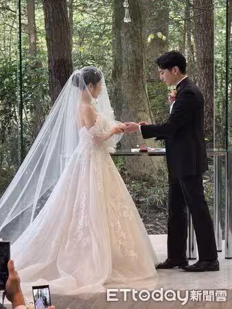 鄭家純夫妻倆開心迎寶寶　互許「要一起探索全世界」