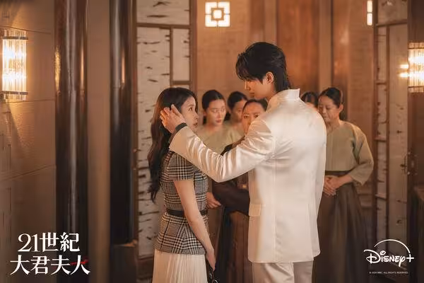 《21世紀大君夫人》IU邊佑錫「隔牆吻」太甜　1舉動爆烏龍笑翻