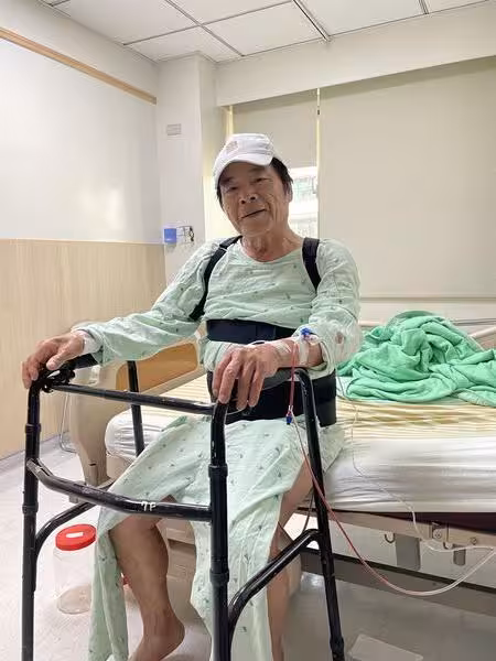 78歲雷洪被醫警告「恐坐輪椅」緊急開刀！　脊椎壓迫術後現況曝光