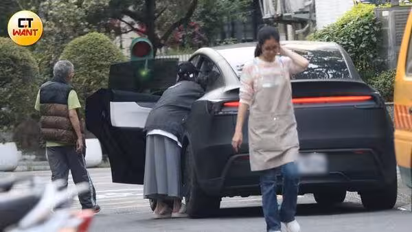 直擊王子交保獲釋「深夜直奔昆凌豪宅」！粿粿開車狂繞⋯行蹤全露餡