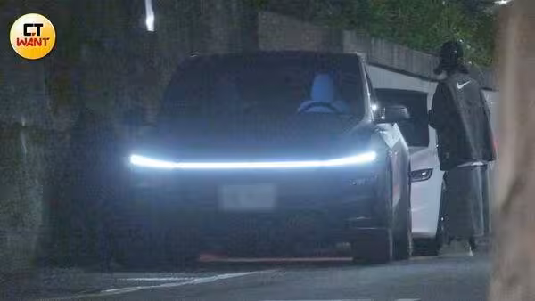 直擊王子交保獲釋「深夜直奔昆凌豪宅」！粿粿開車狂繞⋯行蹤全露餡