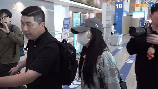 Jisoo機場首現身！一路鞠躬、揮手沒停過　粉絲看畫面心疼：加油