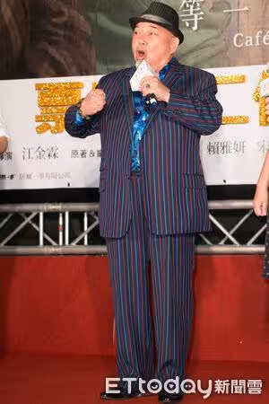 83歲「周星馳御用配角」現蹤！黃一飛暴瘦行走緩慢　神秘女子攙扶