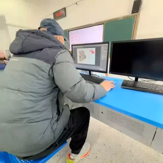 湖北董浩老師因心梗離世,年僅55歲,疑似與長期熬夜加班教學有關