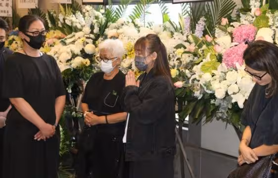 TVB前女星今日設靈!小兒媳現身被阻攔在靈堂外!花牌還被仍在後樓梯!