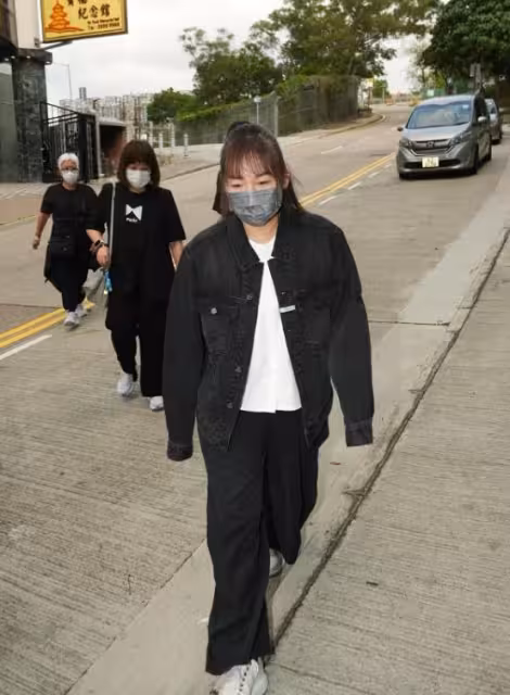 TVB前女星今日設靈!小兒媳現身被阻攔在靈堂外!花牌還被仍在後樓梯!