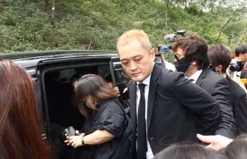 TVB前女星今日出殯!兄弟反目後首次同框!長子稱阻攔弟媳進靈堂:她執意闖進來