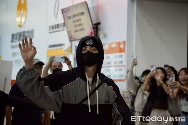 直擊/珉奎、S.COUPS抵高雄「上衣有亮點」 粉絲笑哭:他很熱
