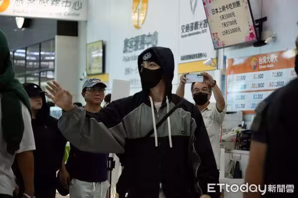 直擊/珉奎、S.COUPS抵高雄「上衣有亮點」 粉絲笑哭:他很熱