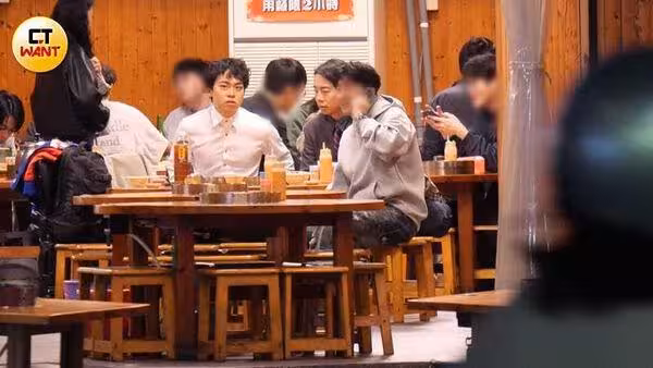 賀瓏卷劈腿風波復出「深夜聚會全被拍」!身邊獨漏緋聞女友Albee