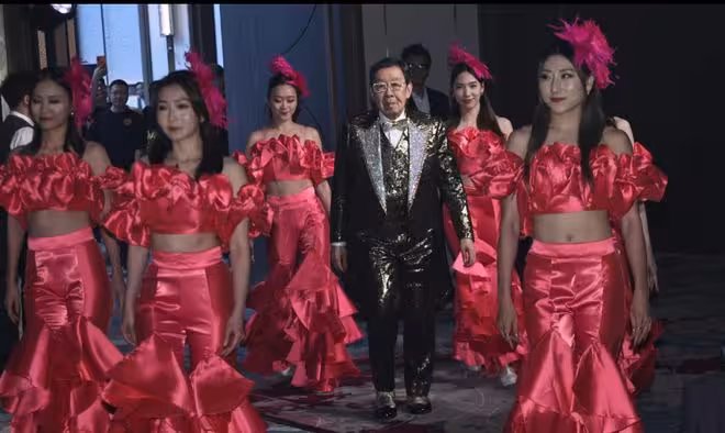 TVB男星以94歲高齡開演唱會！已申請吉尼斯紀錄！多位女伴露腰陪同亮相!