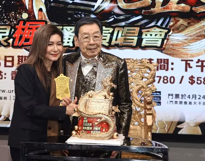 TVB男星以94歲高齡開演唱會！已申請吉尼斯紀錄！多位女伴露腰陪同亮相!