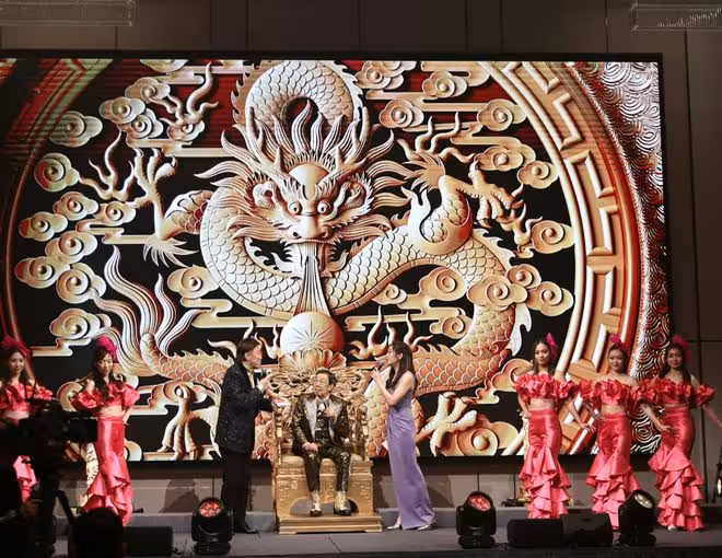 TVB男星以94歲高齡開演唱會！已申請吉尼斯紀錄！多位女伴露腰陪同亮相!