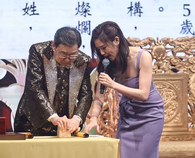 TVB男星以94歲高齡開演唱會！已申請吉尼斯紀錄！多位女伴露腰陪同亮相!