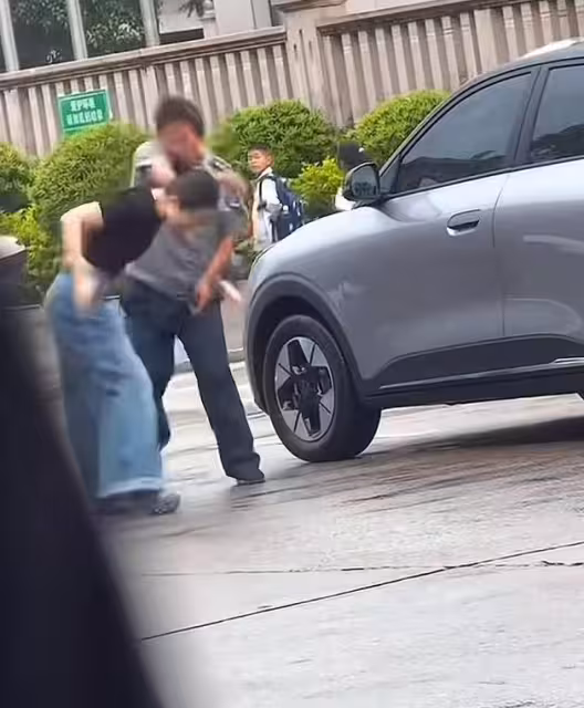 女子狂踹保安，結果被打耳光，真相讓人驚呆！