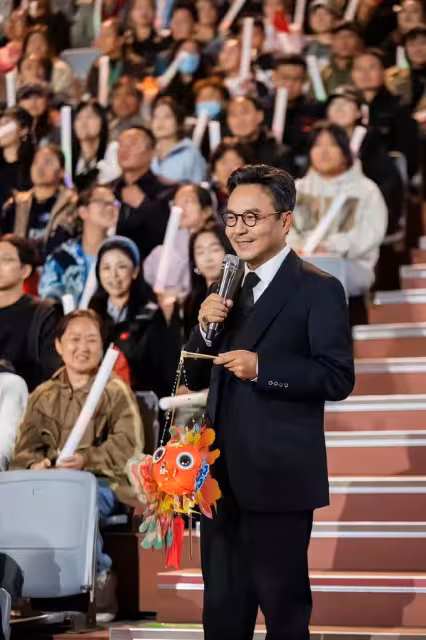 看看44歲謝娜再看看47歲楊樂樂，為何差距如此之大？
