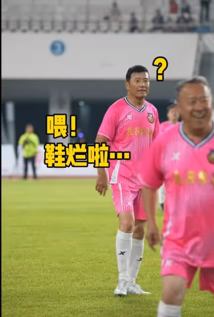 73歲曾志偉和女子足球隊踢球意外摔倒！上場僅一分鐘就離場！嚇壞苗僑偉譚詠麟！