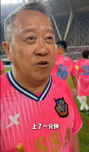 73歲曾志偉和女子足球隊踢球意外摔倒！上場僅一分鐘就離場！嚇壞苗僑偉譚詠麟！
