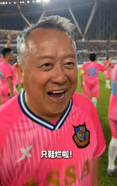 73歲曾志偉和女子足球隊踢球意外摔倒！上場僅一分鐘就離場！嚇壞苗僑偉譚詠麟！