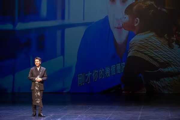 陳漢典演到一半突下台「點名女民眾互動」 一看竟是愛妻Lulu!