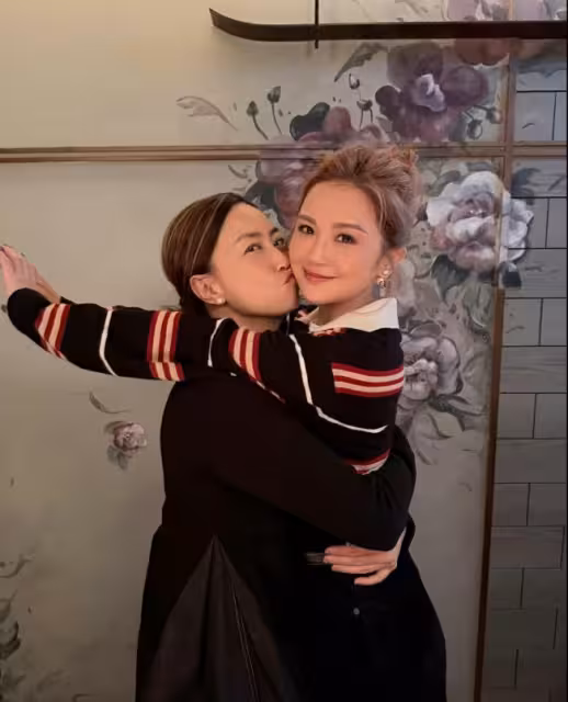 恭喜！43歲蔡卓妍宣布和小10歲健身教練結婚！鍾欣潼發文祝福：早日生小寶寶