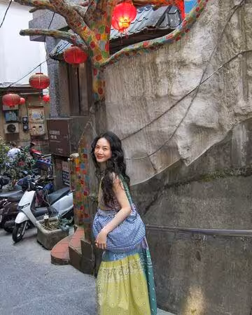 曾之喬0偽裝逛九份!「被拍坐階梯吃冰」阿嬤上前問一句話讓她笑了