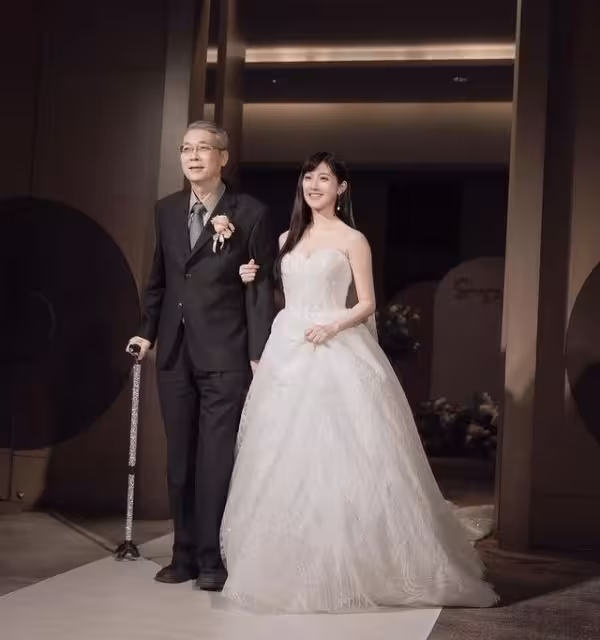 「腳麻、腰痛」竟是癌末！　林逸欣在爸爸病榻拉琴痛哭...鼻酸畫面曝