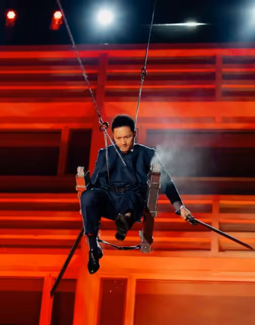 TVB劇情抽水富三代求婚名場面！吊威亞+紅圍巾+單膝跪地！網友直呼喜感十足！