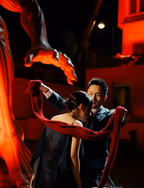 TVB劇情抽水富三代求婚名場面！吊威亞+紅圍巾+單膝跪地！網友直呼喜感十足！