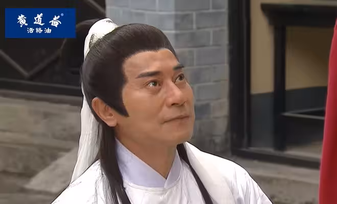 TVB劇情抽水富三代求婚名場面！吊威亞+紅圍巾+單膝跪地！網友直呼喜感十足！