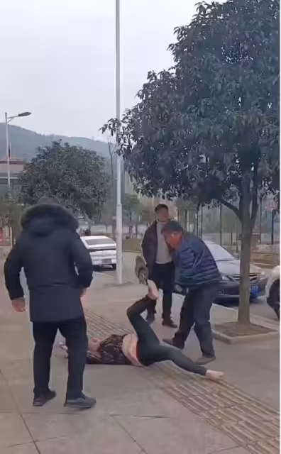高縣村支書歐打農村殘疾婦女，致輕傷2級，法院判了免予刑事處罰
