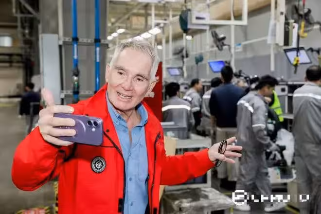 大讚！70歲法國老頑童騎國產車穿越多國，只為來西湖邊「驗驗貨」