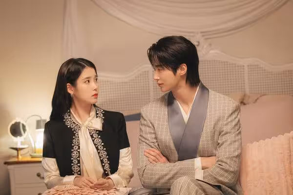 IU、邊佑錫「假戲真做」洞房之夜狂撒糖 直球告白超甜