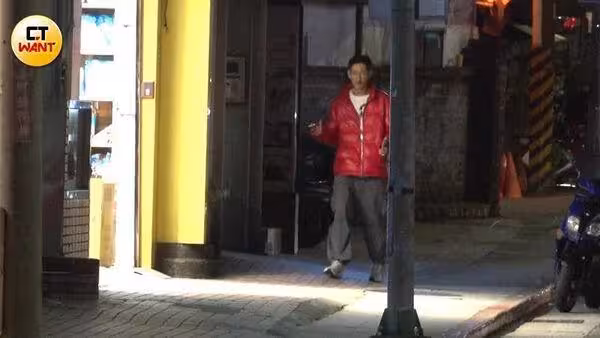 唐治平再失控「和女友爆衝突」被警請離住處！深夜街頭遊蕩一直繞圈