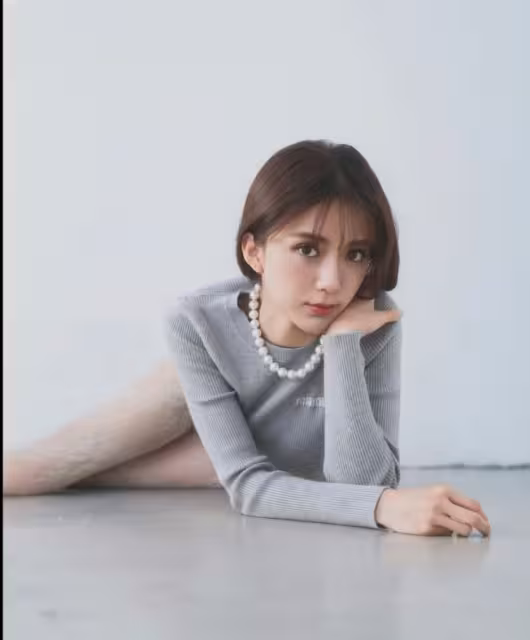TVB性感小花大曬蕾絲網襪靚照！修長美腿一覽無餘！網友大讚：像日本娃娃
