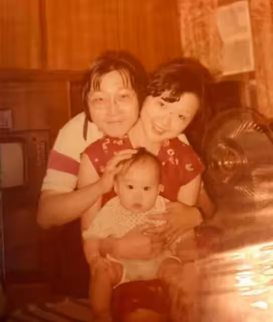王晶71歲生日，結婚48年妻子罕見曝光！一家四口全家福畫面十分溫馨