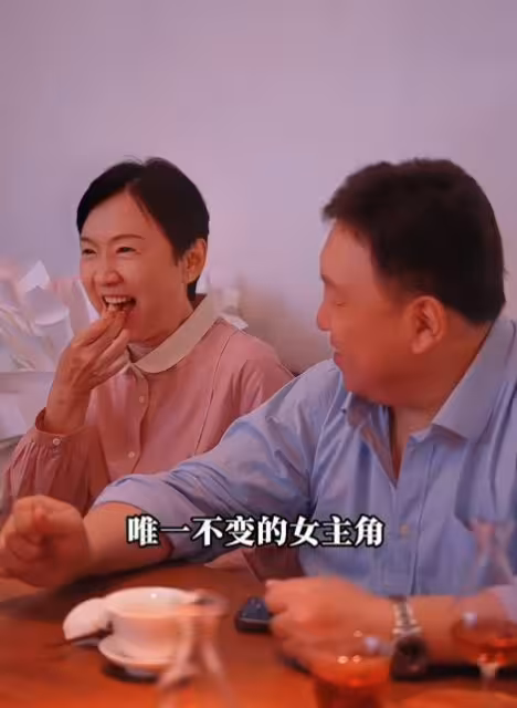 王晶71歲生日，結婚48年妻子罕見曝光！一家四口全家福畫面十分溫馨