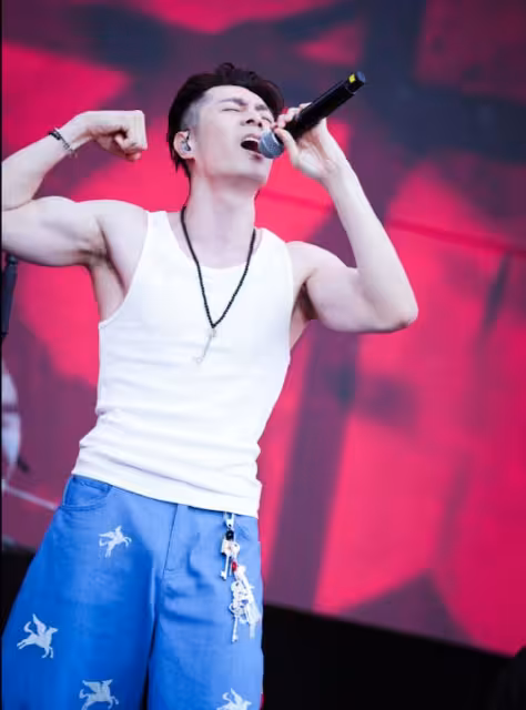 周柏豪連詩雅內地雨中深情對唱！點燃全場氣氛！多次飾演情侶拍吻戲零尷尬