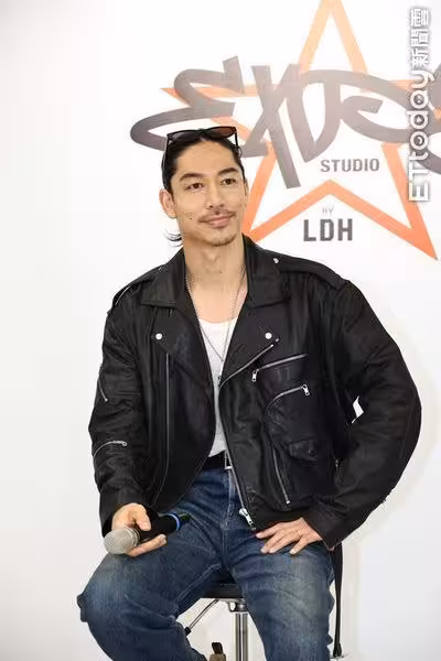 AKIRA揪記者唱KTV!被贊「模範好老公」甜笑:是志玲不嫌棄